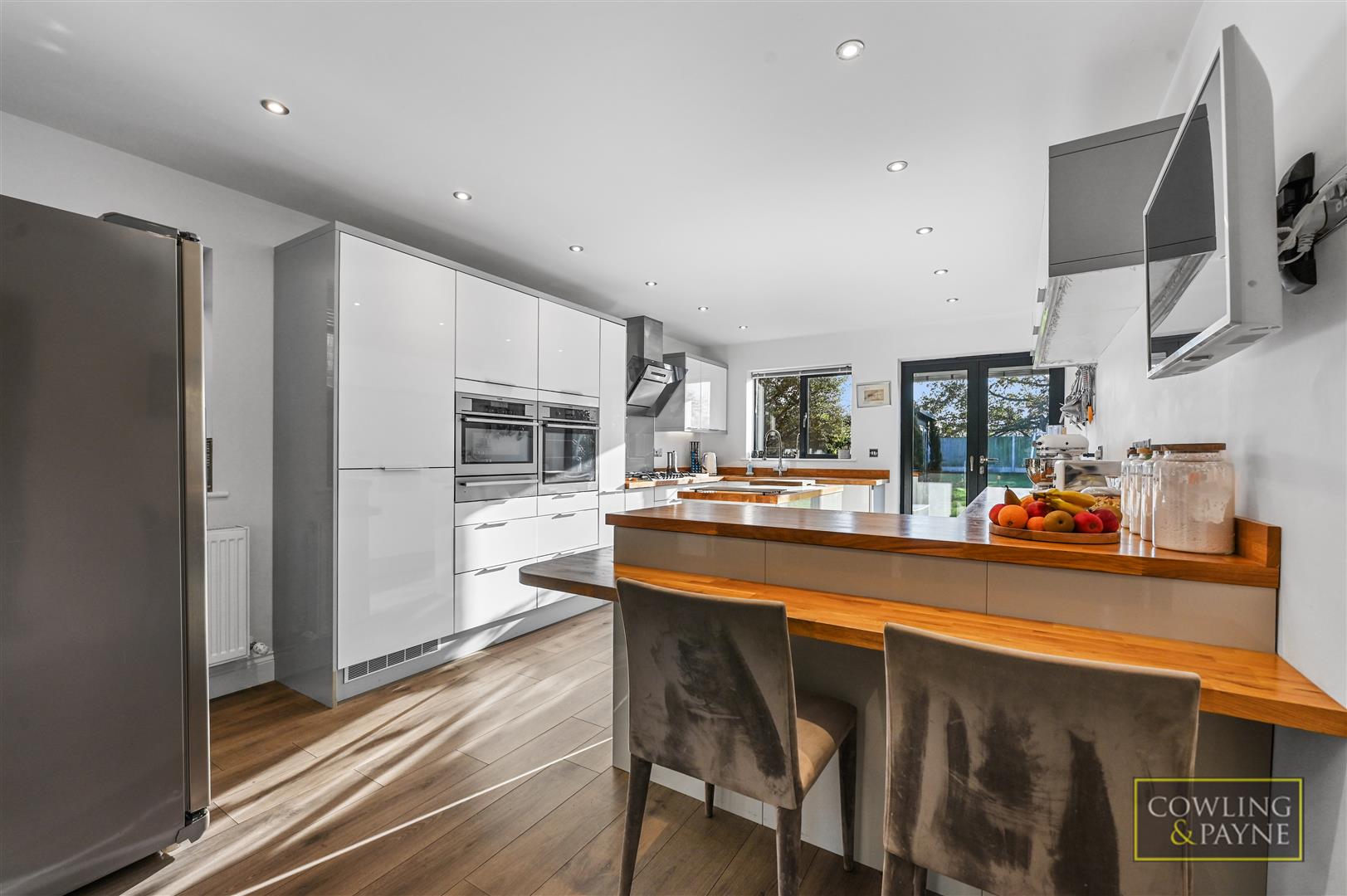 KITCHEN WITH BREAKFAST BAR
